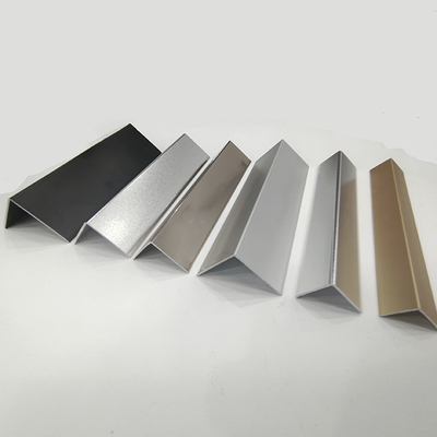 モダンアパートのための装飾用アルミプロファイル 金と黒 0.8mm-2.0mm厚さ